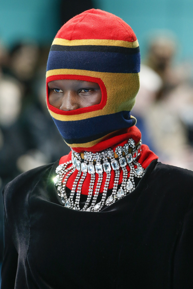 Show mới của Gucci dị quên lối về: Người mẫu ôm... thủ cấp để catwalk, kẻ lại vác nguyên con rồng